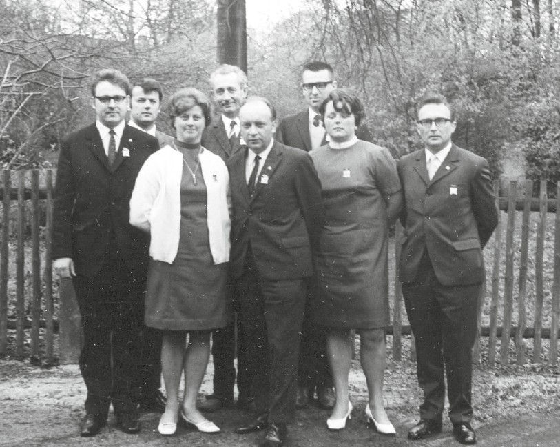 Jurij Knebel (zady naprawo) w kruhu sobudźěłaćerjow wotrjada stawizny Instituta za serbski ludospyt w meji 1971. (Foto: Serbski kulturny archiw)